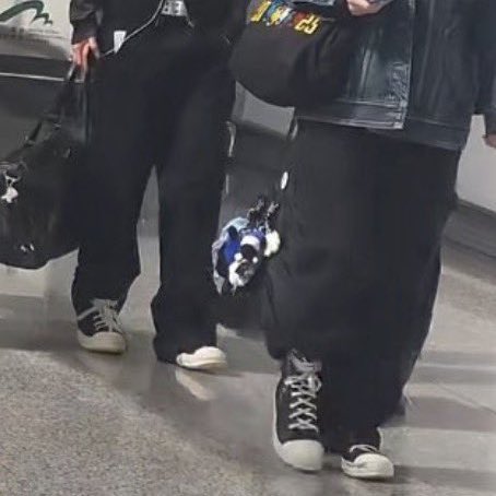 mniiowon's tweet photo. im so curious abt all leowon's couple items, from head to toe. like... how did they even end up with all of them? did one of them buy two of everything? did they go shopping together? HOWWW?!?? https://t.co/o2WCXRq3Dp
