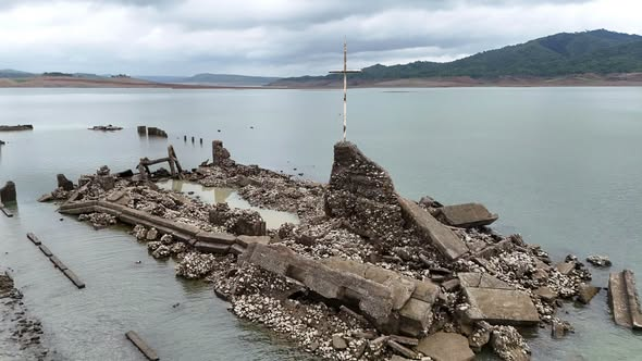 smninews's tweet photo. KASAYSAYANG MULING LUMUTANG

Sumilip muli ang lumang bayan ng Pantabangan, Nueva Ecija ngayong Linggo, Hulyo 12, matapos bumaba ang antas ng tubig sa Pantabangan Dam.

Sa kuha ni Marx Lenen Uera Barceleo, makikita sa ibabaw ng tubig ang mga natitirang estruktura ng lumang bayan. https://t.co/O2cTIK81pD