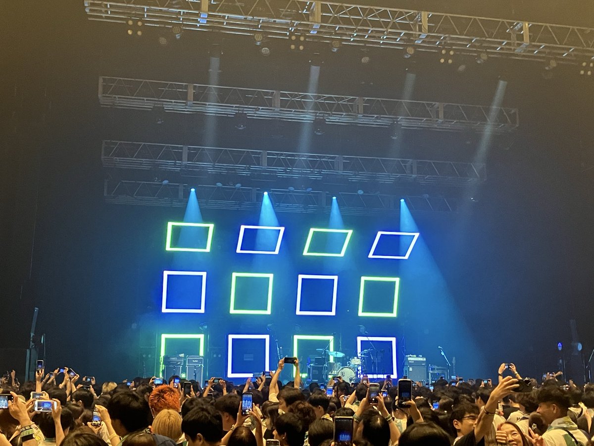 ykk_426's tweet photo. オーラルとの対バンとはまた違うセトリで憎いねぇ〜
あと2曲目のYONAYONA DANCE、健司さん歌詞が少し飛んでました…？？？
#フレデリック https://t.co/fltPo5oM0J