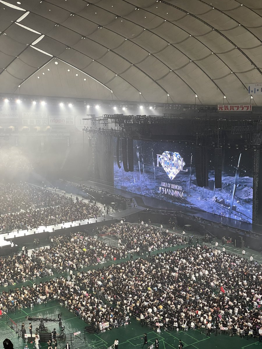 wadaari0915's tweet photo. 今日、心が温かくなる出来事があったので聞いてください🥹

急遽ひとりでちゃんみなさんのライブへ。

グッズは完売、ペンライトもなく参戦。
1曲目で音響トラブルがあり、待っていると…

隣のお姉さんが
「ペンライト3本あるので、一緒に応援しませんか？」
と貸してくださいました🥲🤍

続く↓ https://t.co/mB0g9C9hQw