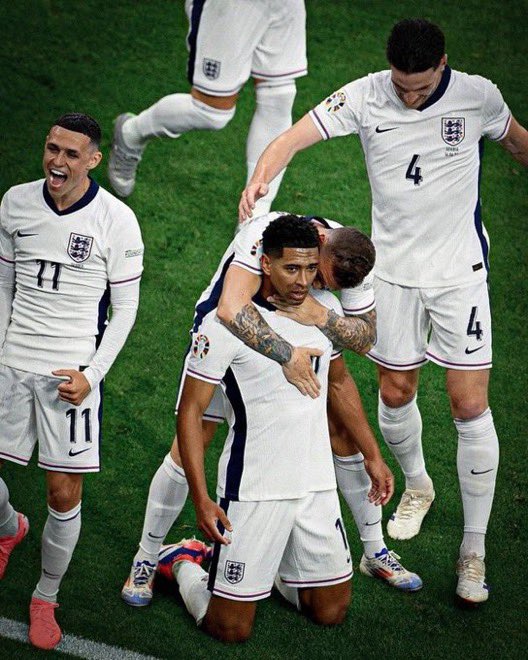 RMadrid_actu's tweet photo. 🚨 Gary Lineker : "Je pense que Jude Bellingham pourrait devenir le PLUS GRAND JOUEUR de L'HISTOIRE DE L'ANGLETERRE." 👑 https://t.co/l9dDWrHO7N