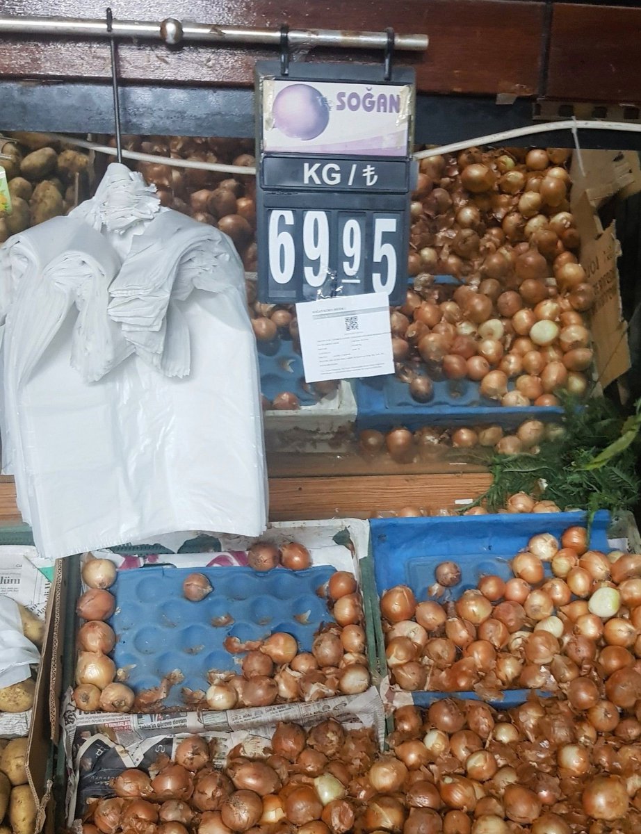 __Tevazu__'s tweet photo. Hasat mevsimi olmasına rağmen soğanın fiyatı 50 Tl den başlıyor benim ülkemde Zirai don olayı da yaşanmadı. 
Ey @ticaret  bu fiyatlara makul bir açıklamanız olacak mı ?

 Sayın bakan @omerbolatTR 
Bu millete savaş açmış marketlere ne zaman dur diyeceksiniz ? https://t.co/ZbMLsrCqSt