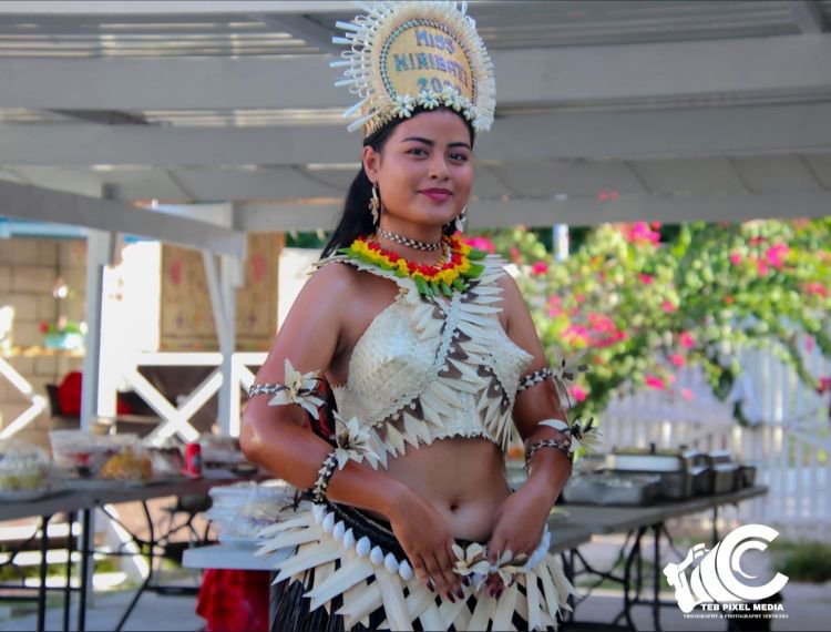 uj_chuka's tweet photo. 𝙄𝙣𝙙𝙚𝙥𝙚𝙣𝙙𝙚𝙣𝙘𝙚 𝘿𝙖𝙮 🇰🇮

Today, Kiribati celebrates Independence Day. On July 12, 1979, it gained independence from the United Kingdom.

Below are some interesting facts in case you're considering a visit to Kiribati. 🇰🇮

➤ Capital: South Tarawa 🏛️
➤ Official Languages: Gilbertese and English 🗣️
➤ Location: Oceania (Central Pacific Ocean) 🌊
➤ Nickname: The Pearl of the Pacific 🌴
➤ Islands: 33 coral islands and atolls spread across a vast area of the Pacific 🏝️
➤ Time Zone: One of the first countries in the world to welcome the New Year ⏰🎆
➤ Demonym: I-Kiribati 🧍🏻‍♂️
➤ Currency: Australian Dollar 💰
➤ Currency Exchange: 1 USD ≈ 1.53 Australian Dollars 💵
➤ Kiribati is the only country in the world located in all four hemispheres (Northern, Southern, Eastern and Western).