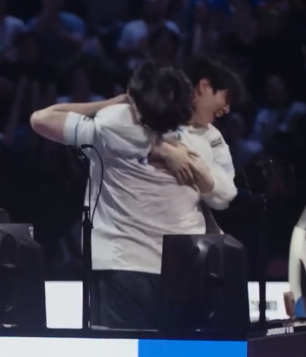 magukive's tweet photo. zeka stays carrying a person precious to him when he wins an international title 🥹🤍 https://t.co/53masA86xl