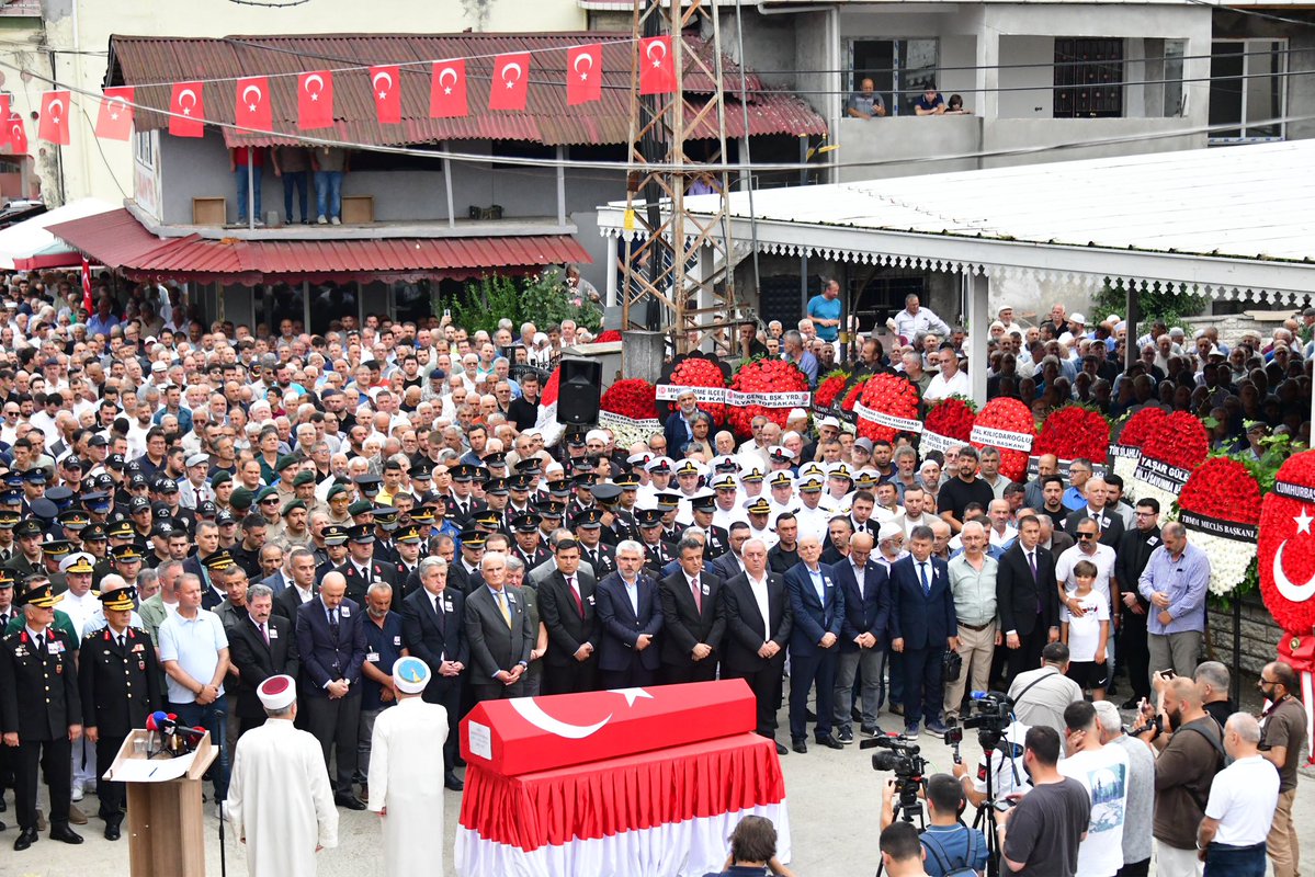 AvukatErsanAksu's tweet photo. 📍#Terme | Sakarlı Mahallesi
Eskişehir’de görevi başındayken meydana gelen elim hadisede şehit olan Termeli hemşehrimiz, Uzman Jandarma Kademeli Çavuş Mehmet Demirbaş'ı dualarla Hakk'a uğurladık.
Şehidimizin ruhu şâd, makamı âlî olsun. 🇹🇷
Kederli ailesine ve aziz milletimize sabır ve başsağlığı diliyorum.
#Samsun