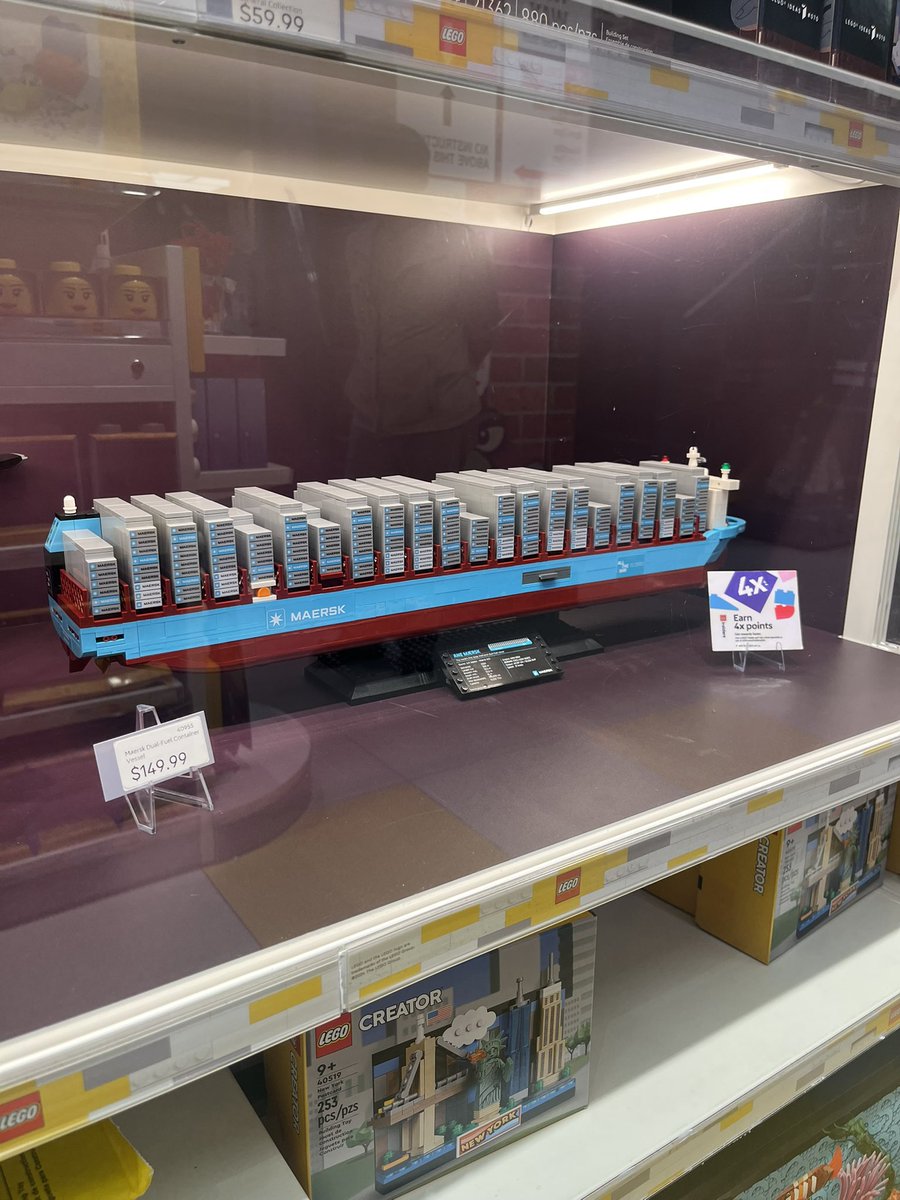 ossancagyosho's tweet photo. ニューヨークのレゴショップにふらりと立ち寄ってみたら、なんと海事代理士を連想させる作品が🚢🚢🚢
うっかり買うと遊んでしまうので、貴重な学習時間のために我慢我慢😣 https://t.co/v9GE7LjXU6