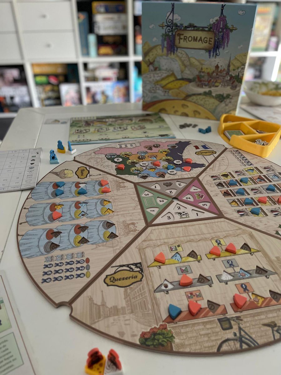 _Owen_Rules_'s tweet photo. Muy contento con #Fromage de @Asmodee_es. Un euro muy sencillo de reglas con 4 zonas donde conseguir recursos y colocar trabajadores. El tablero irá rotando 90° e iremos recuperando trabajadores cuando estén de cara a nosotros de nuevo. CHULÍSIMO!
#OwenRules #JuegosdeMesa https://t.co/Ga7XjBVh6R