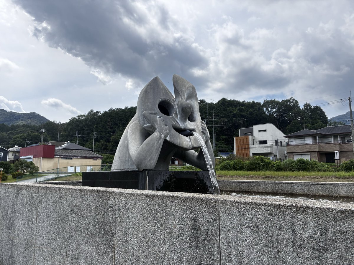 michaelyss's tweet photo. 岡本太郎の「若い泉」を見てきました。

住宅地のモニュメントです。

大きいですが、とても可愛い作���です。以前に見た時は水がない泉でしたが、泉の中には自然発生した可愛いおたまじゃくしが泳いでいました。 https://t.co/EGeBzPG9W2