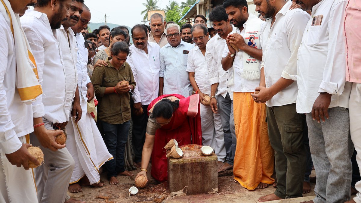 LokamMadhavi's tweet photo. జనసేనాని శ్రీ పవన్ కళ్యాణ్ గారు త్వరగా కోలుకోవాలని రామతీర్థంలో ఎమ్మెల్యే శ్రీమతి లోకం నాగ మాధవి గారి ఆధ్వర్యంలో ప్రత్యేక పూజలు

@JanaSenaParty పార్టీ అధినేత, ఆంధ్రప్రదేశ్ ఉప ముఖ్యమంత్రి శ్రీ కొణిదల @PawanKalyan  గారికి ముంబైలో కుడి భుజానికి శస్త్రచికిత్స విజయవంతంగా జరిగిన నేపథ్యంలో, ఆయన త్వరగా సంపూర్ణ ఆరోగ్యంతో కోలుకోవాలని ఆకాంక్షిస్తూ విజయనగరం జిల్లా, నెల్లిమర్ల నియోజకవర్గంలోని శ్రీ రామతీర్థం పుణ్యక్షేత్రంలో ఎమ్మెల్యే శ్రీమతి లోకం నాగ మాధవి గారి ఆధ్వర్యంలో శ్రీ కోదండరామ స్వామి ఆలయంలో ప్రత్యేక పూజలు నిర్వహించారు.

ఈ సందర్భంగా శ్రీరాములవారి సన్నిధిలో జనసేనాని పవన్ కళ్యాణ్ గారు త్వరగా కోలుకుని మరింత ఆరోగ్యంతో, అదే సేవా తపనతో ప్రజాసేవను కొనసాగించాలని ప్రత్యేక పూజలు నిర్వహించడంతో పాటు 108 కొబ్బరికాయలు కొట్టి మొక్కులు చెల్లించారు.

ఈ కార్యక్రమంలో నెల్లిమర్ల నియోజకవర్గ జనసేన నాయకులు, జనసైనికులు, వివిధ కమిటీల చైర్మన్లు, మండల నాయకులు, కార్యకర్తలు పెద్ద సంఖ్యలో పాల్గొని జనసేనాని ఆరోగ్యం కోసం ప్రత్యేక పూజలు చేశారు.

@JSPShatagniTeam
@JSPVeeraMahila @APDeputyCMO 

#GetWellSoonPawanKalyan