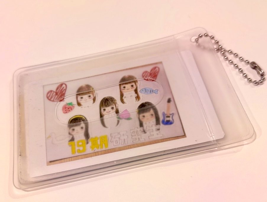 llll_86p's tweet photo. チェキにして社員証と一緒に入れてる
『かわゆいの自由研究』

このタイミングでケースごと変えるか
迷ったけども...なんかやっぱ
このままにしておくことにした⭐️⟡.· https://t.co/WBugAQYDGn