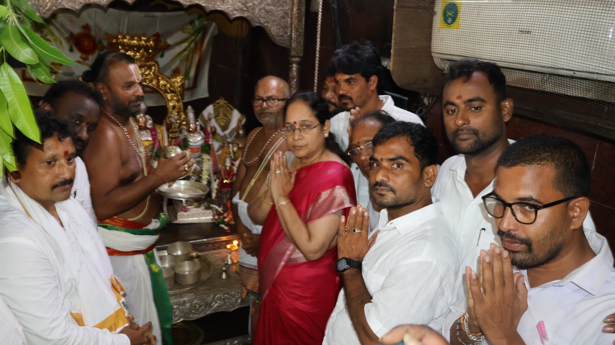 LokamMadhavi's tweet photo. జనసేనాని శ్రీ పవన్ కళ్యాణ్ గారు త్వరగా కోలుకోవాలని రామతీర్థంలో ఎమ్మెల్యే శ్రీమతి లోకం నాగ మాధవి గారి ఆధ్వర్యంలో ప్రత్యేక పూజలు

@JanaSenaParty పార్టీ అధినేత, ఆంధ్రప్రదేశ్ ఉప ముఖ్యమంత్రి శ్రీ కొణిదల @PawanKalyan  గారికి ముంబైలో కుడి భుజానికి శస్త్రచికిత్స విజయవంతంగా జరిగిన నేపథ్యంలో, ఆయన త్వరగా సంపూర్ణ ఆరోగ్యంతో కోలుకోవాలని ఆకాంక్షిస్తూ విజయనగరం జిల్లా, నెల్లిమర్ల నియోజకవర్గంలోని శ్రీ రామతీర్థం పుణ్యక్షేత్రంలో ఎమ్మెల్యే శ్రీమతి లోకం నాగ మాధవి గారి ఆధ్వర్యంలో శ్రీ కోదండరామ స్వామి ఆలయంలో ప్రత్యేక పూజలు నిర్వహించారు.

ఈ సందర్భంగా శ్రీరాములవారి సన్నిధిలో జనసేనాని పవన్ కళ్యాణ్ గారు త్వరగా కోలుకుని మరింత ఆరోగ్యంతో, అదే సేవా తపనతో ప్రజాసేవను కొనసాగించాలని ప్రత్యేక పూజలు నిర్వహించడంతో పాటు 108 కొబ్బరికాయలు కొట్టి మొక్కులు చెల్లించారు.

ఈ కార్యక్రమంలో నెల్లిమర్ల నియోజకవర్గ జనసేన నాయకులు, జనసైనికులు, వివిధ కమిటీల చైర్మన్లు, మండల నాయకులు, కార్యకర్తలు పెద్ద సంఖ్యలో పాల్గొని జనసేనాని ఆరోగ్యం కోసం ప్రత్యేక పూజలు చేశారు.

@JSPShatagniTeam
@JSPVeeraMahila @APDeputyCMO 

#GetWellSoonPawanKalyan