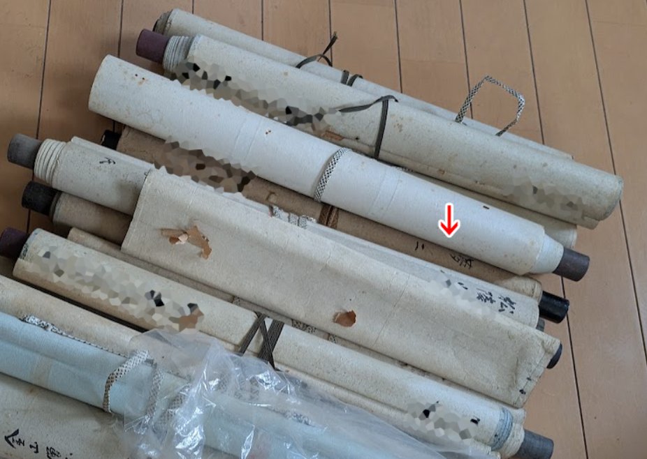 DoGA_CGanime's tweet photo. 真面目な話。

母が生前、
“お爺さんは、竹久夢二と交流があって、よく二人で絵を描いていた。だから、うちには 夢二の落書きや下描きなんかがたくさん残っていた。なのにどこかに行ってしまった…”
と何度か言っていた。

で、今日、実家じまいの整理に行ったら、夢二と書かれた巻物や 落書きみたいなものが、たくさん出てきたのだが？