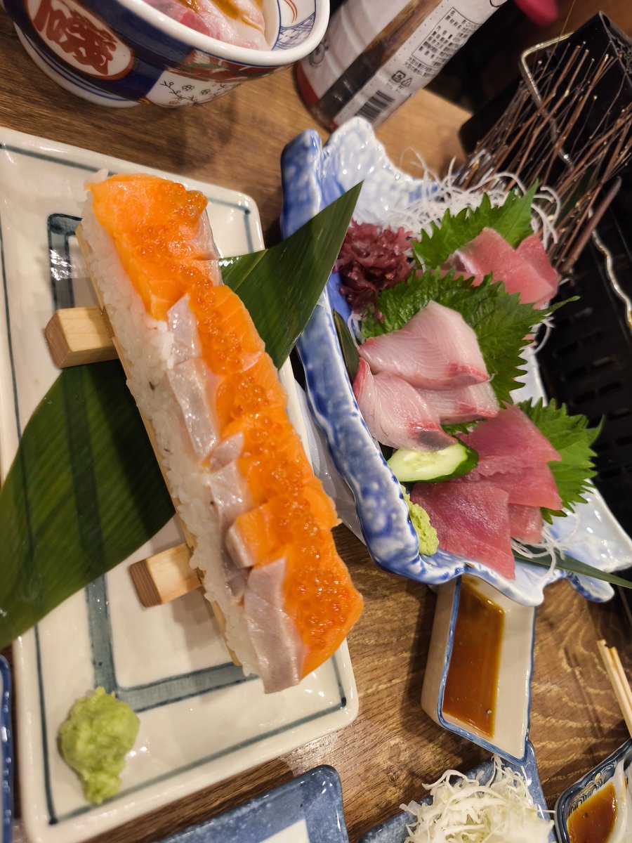 tkmercurym46's tweet photo. 磯丸水産…！！！
ここに来たらこれは食べなければ…！
『蟹味噌甲羅焼き』！！！
そして様々な海の幸…！！
#まっしろごはん https://t.co/wgwV3CjDI9