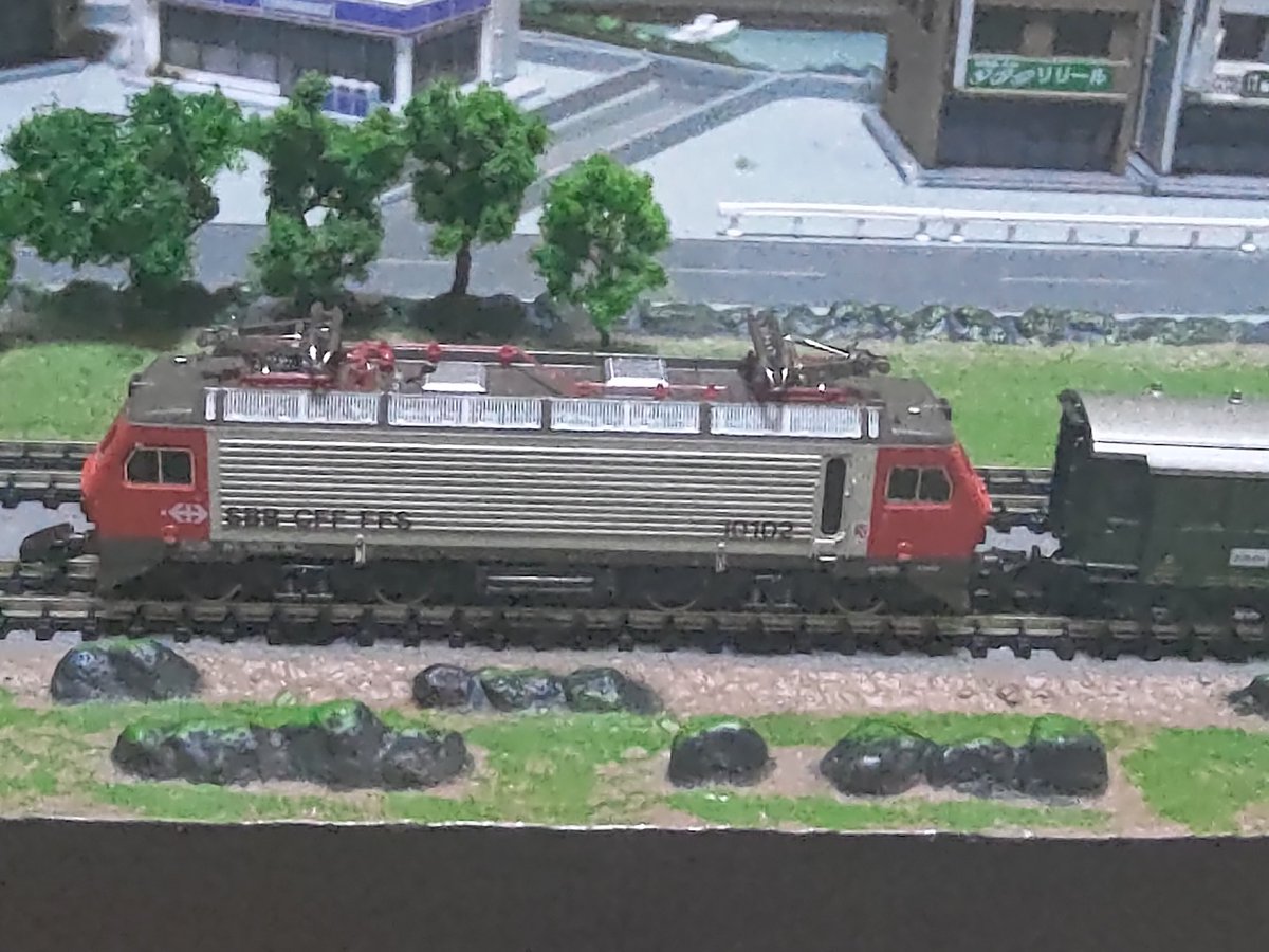 tech2_1968's tweet photo. メルクリンミニクラブ8823 スイス国鉄 Re4/4 IV Re440 オクで動作未確認品で入手。ライトも点かないので不動品かと思いましたが、外側と台車を外して接点確認と注油で動きました。8748と8749の４両編成です。パンタグラフはうちの鉄橋に引っかかるので下げてます😅
#Zゲージ 
#メルクリンミニクラブ https://t.co/mdErZ7vr4J