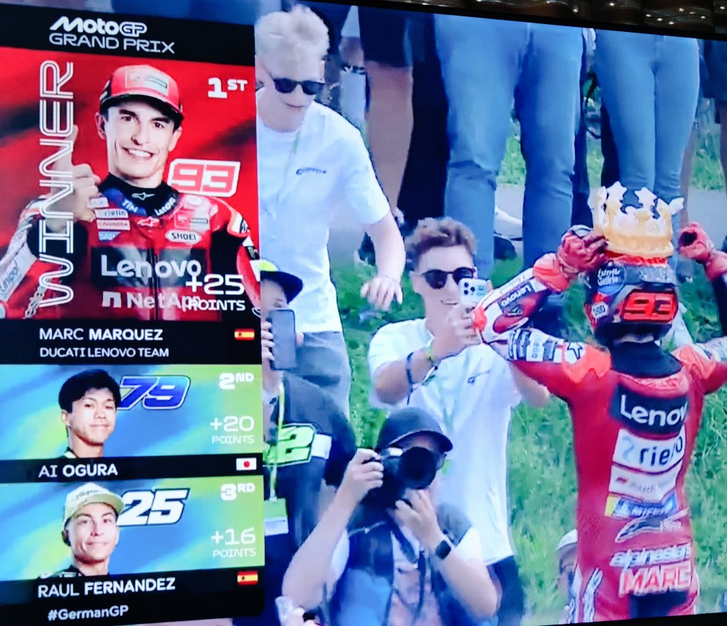 Juan19082's tweet photo. Vamooos!!!! 🥇🤴🏻🥳
Que gran fin de semana @marcmarquez93 victoria en la Sprint, victoria en Domingo.. otro puñado de puntos y ya en la lucha por todo.
Quién lo diría hace unas carreras con más de 100 puntos de diferencia.
Enhorabuena!!! 🐜🔴9️⃣3️⃣
Ahora a descansar 💪🏻, y gas!!!👊🏻✊🏻 https://t.co/JtIwHHobFP