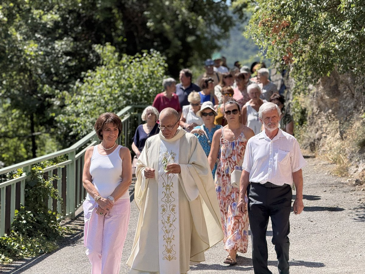 Dominiq_Estrosi's tweet photo. Très belle fête de la Saint Célestin à Daluis rehaussée par la présence des bravardiers tout au long de la procession. 

Merci au maire Guy Maunier pour son accueil , celui du comité des fêtes et de la jeunesse dalusienne. https://t.co/LLQi5lfZqW