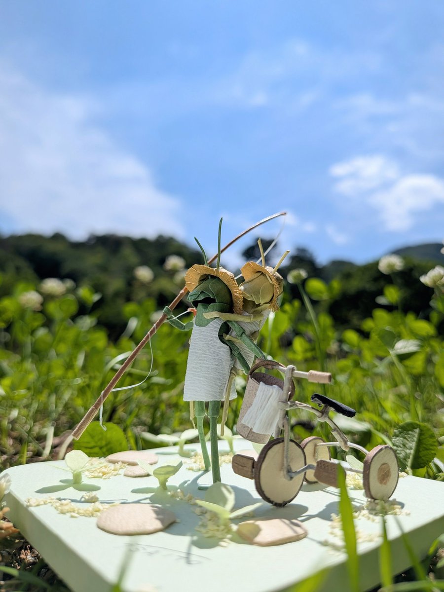 kamiwazakobo's tweet photo. 【 帰り道(卓治作) 】
バッタの仲良し兄弟🦗🦗

▶個展情報
大丸神戸店さんの７階にて個展を催します。
お近くの方は是非お立ち寄りください。

・会期：7/22〜28
　　　　10〜19時
　　 ※ 最終日は夕方より会場入替の為一部閉場、最終日は搬出の為、夕方に閉場します。

#paper
#grasshopper
#Kobe https://t.co/nGZtXwGoIu