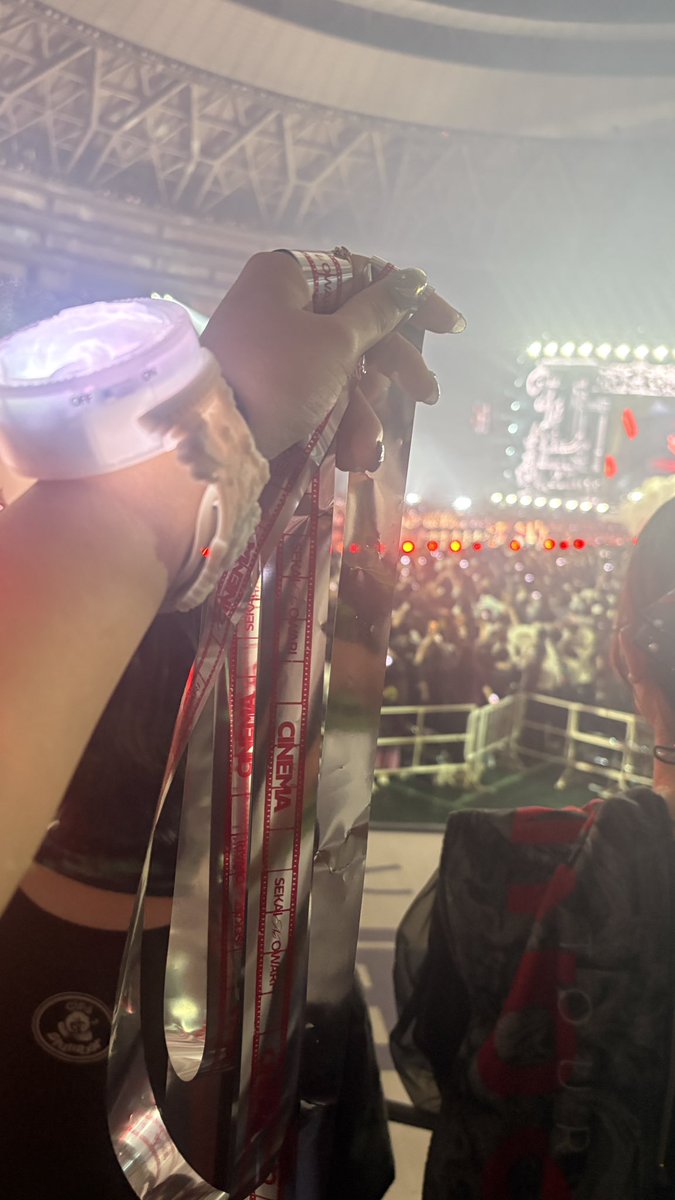 back_ayori's tweet photo. セカオワで初めて銀テとれたよぉ😭 https://t.co/D3zHkYPbXR