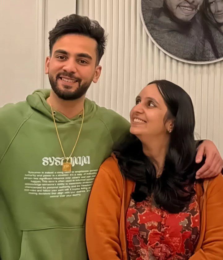 Aashi130804's tweet photo. Your only well wishers @ElvishYadav🧿🥺

Stay strong your fans are always with you ❤️ And most importantly upar wala h tumhare saath koi kuch nhi kr paayega 🔱🙏🏻 khush raho aur safe raho humesha.

#ElvishYadav
#ElvishArmy https://t.co/bUTWL5Xq01