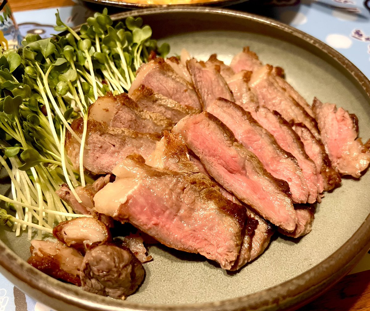 ENOS28168890's tweet photo. 昨日はオージービーフ ステーキ勉強会に参加させていただきました🥩
硬くてパサつくイメージが強く特売で買ってもシャリアピンにしてましたが、焼き方や切り方でこんなにも美味しくなるのかとビックリしました😳
忘れる前に早速作りましたよ♪

#クックパッド https://t.co/4CTRqgOH6S