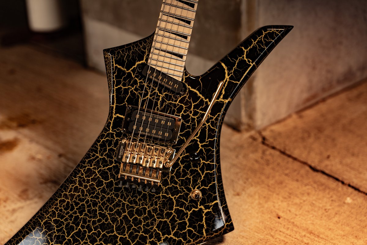 SeymourDuncan's tweet photo. What a stunner. @JacksonGuitars recently revealed the highly anticipated Pro Plus Series Signature Brandon Ellis Kelly™ KE27. It's loaded with Brandon's signature Dyad Parallel Axis™ in the bridge and a PA-STK in the neck! 

#SeymourDuncan https://t.co/9qrlftQYeB