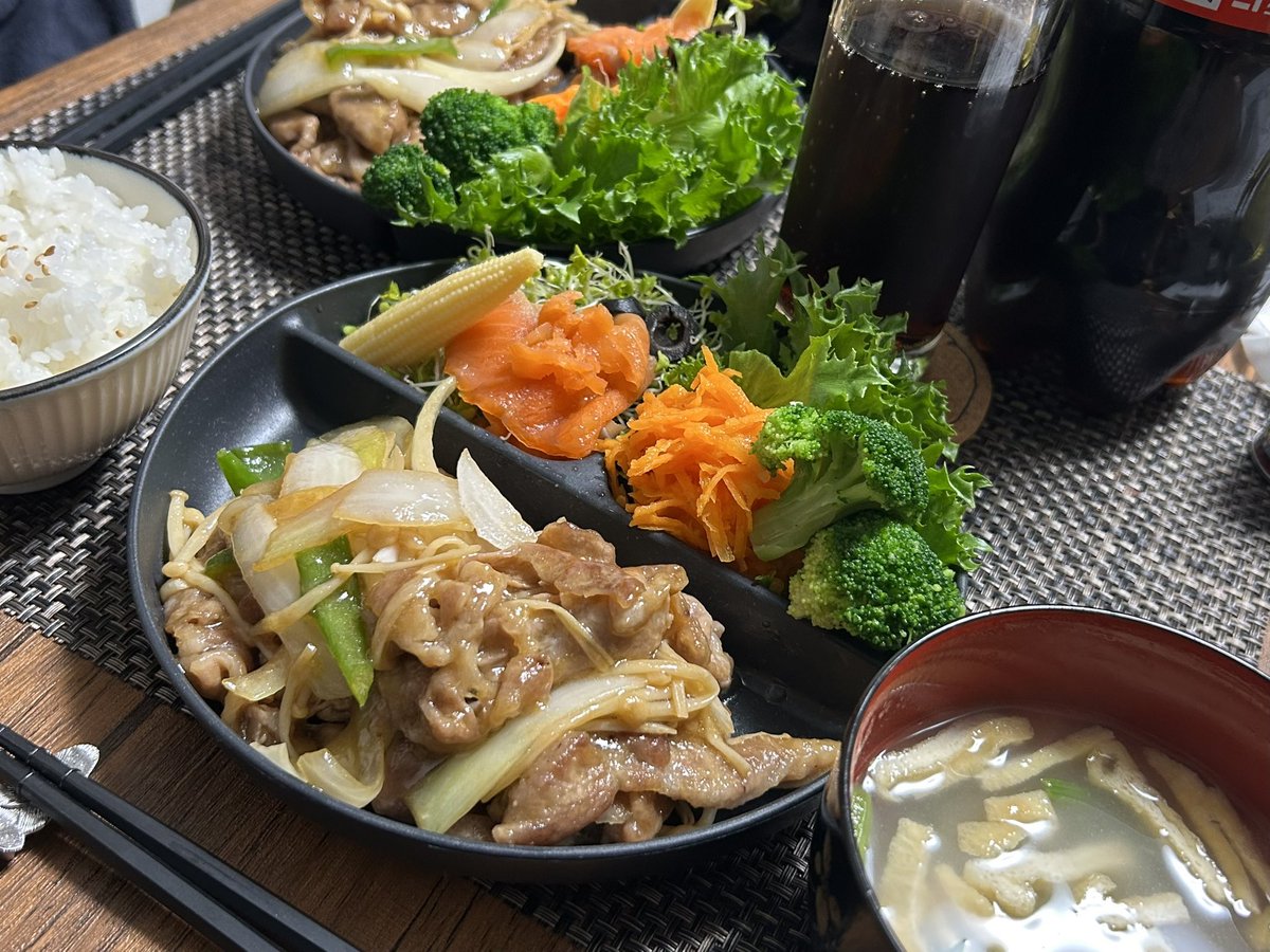 doMnmtn's tweet photo. 彼氏と会う日は、食材にお金をかけてちゃんとしたご飯を食べてもらおうって頑張ってる💪
15品目以上が目標🎌今回は17品目🫶
生姜焼きのリクエストだったけど、野菜もいっぱい摂ってほしかったから入れちゃった(*´-`)「唐揚げと同じくらい美味しい！ツートップになった！」て喜んで食べてくれた☺️ https://t.co/nmm2qS8hWb