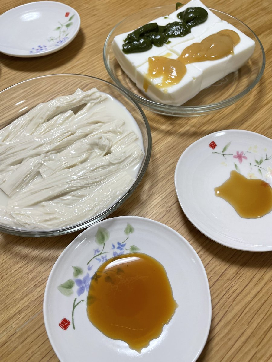 natsume0804's tweet photo. 梅の花の嶺岡豆腐と湯葉！湯葉ってなんでこんなに美味しんだ…嶺岡豆腐もミルクの強み強くて最早スイーツみたい🍼

あとは1つ1300円のタルトは美味しいけど、高ければ高いほど味の違いが分からなくなってくる(馬鹿舌) https://t.co/0WrtE2X1ms