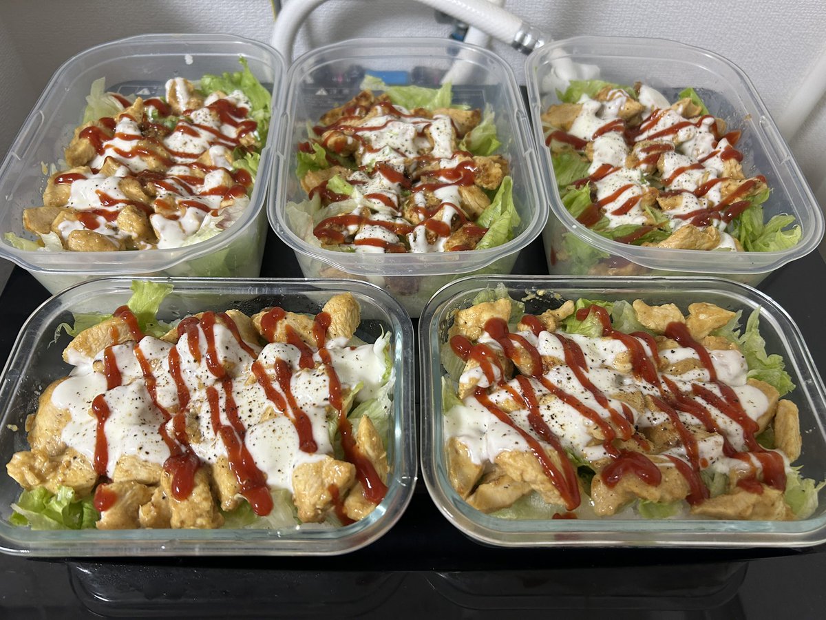 shokutore_log's tweet photo. 来週のお昼はチキンオーバーライスにしました🍚
タンパク質:40g
脂質:11g
炭水化物:80g
カロリー:605kcal
この見た目ですが皮無し胸肉なので理想のPFCバランスでダイエットにピッタリですね😆
来週も頑張っていきましょう〜！

#筋トレ　#筋トレ初心者　#ダイエット https://t.co/CPJk1w7NBZ