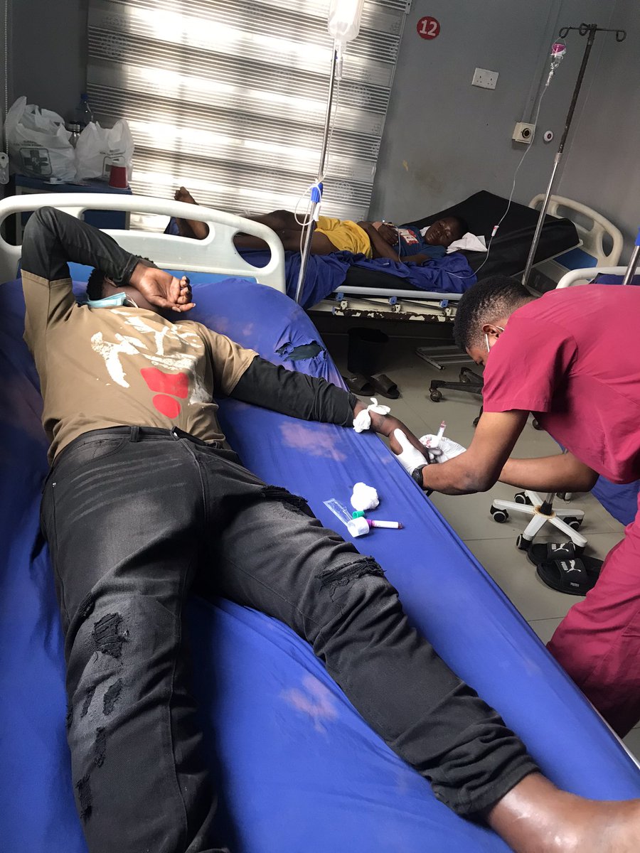 voed_dd's tweet photo. Please, I’m begging you to read this.

My senior brother has been very sick for over a month .  
His kidneys have failed and his whole body started swelling badly.

3 years ago we lost our dad.  
Our mom left us when we were still very young.  
So it’s just been me and my brother https://t.co/OeCNqMdDDu