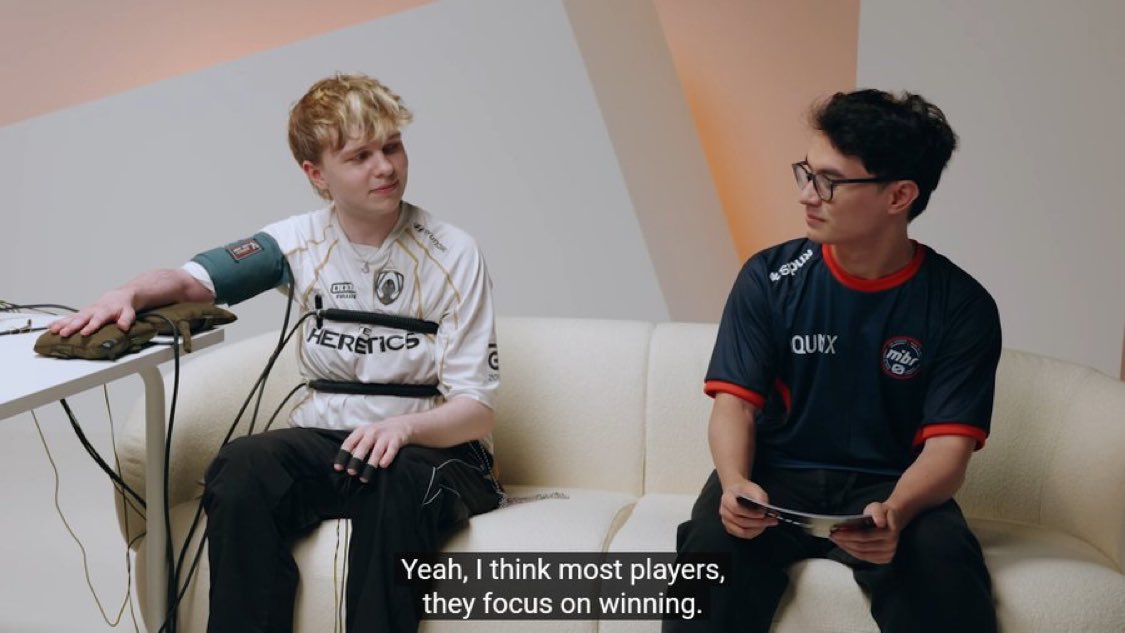 PoderValorant's tweet photo. 🚨POLEMICA CON BENJIFISHY 🇬🇧🔥

Zekken en una entrevista para la EWC le preguntó a Benjifishy si dejaría Heretics si un equipo le ofrece mejores oportunidades para ganar trofeos.

A lo que BENJIFISHY contestó:“Si, OBVIAMENTE, los jugadores nos centramos en ganar competenciones”🔥 https://t.co/4ilXgimg3W