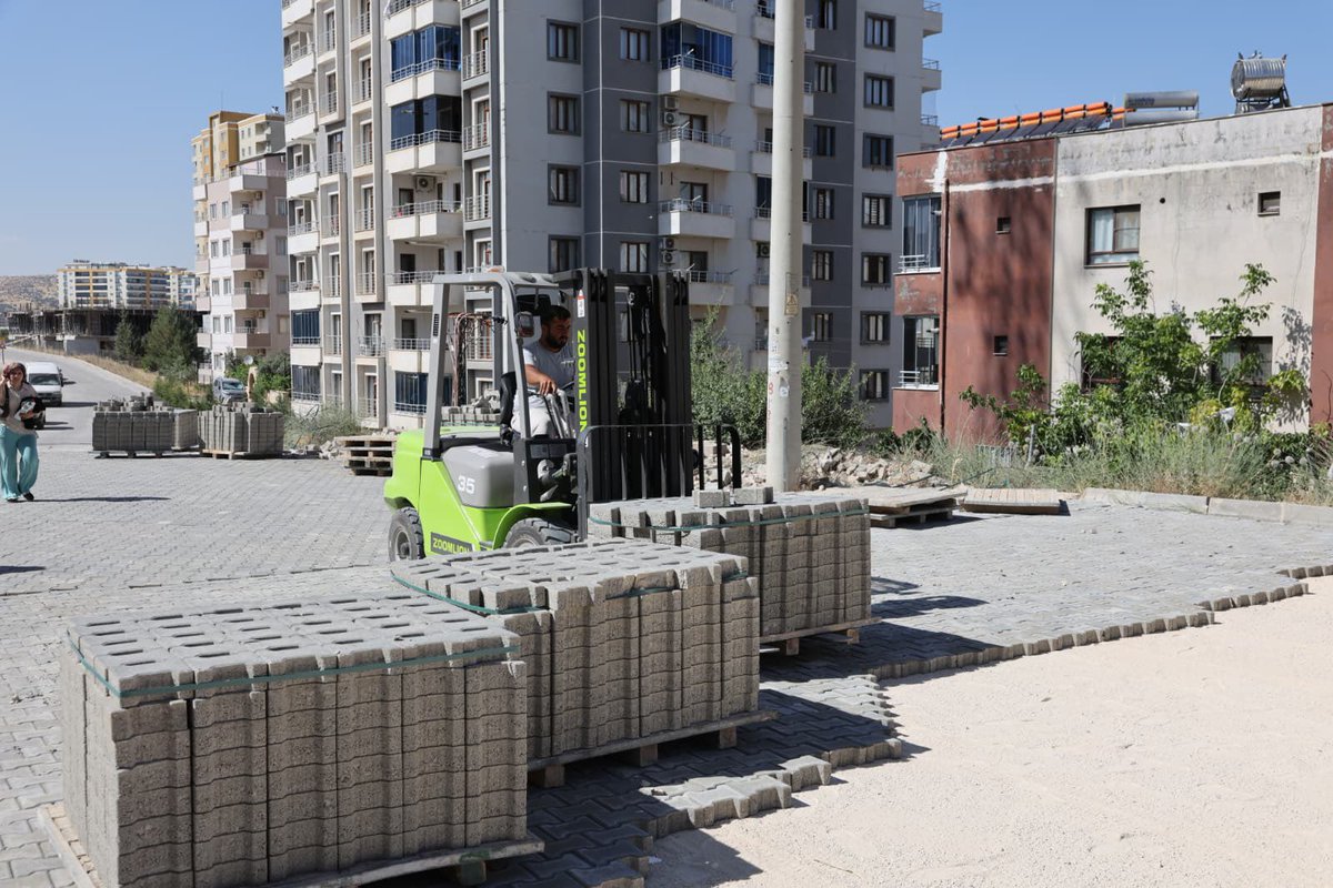 MardinBuyukshr's tweet photo. 📌Artuklu | Parke Taşı Çalışmalarımız

Mardin Büyükşehir Belediyesi ekiplerimiz tarafından Artuklu İlçemiz Yenişehir Mahallesinde parke taşı döşeme ve yol düzenleme çalışmaları aralıksız devam ediyor. https://t.co/6xdNscaurZ