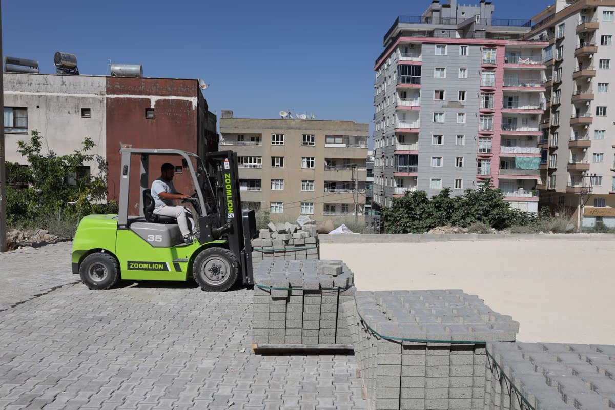 MardinBuyukshr's tweet photo. 📌Artuklu | Parke Taşı Çalışmalarımız

Mardin Büyükşehir Belediyesi ekiplerimiz tarafından Artuklu İlçemiz Yenişehir Mahallesinde parke taşı döşeme ve yol düzenleme çalışmaları aralıksız devam ediyor. https://t.co/6xdNscaurZ