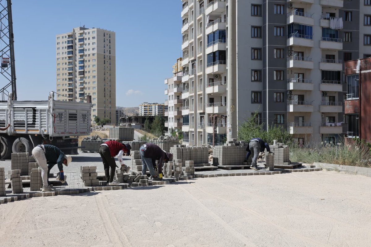 MardinBuyukshr's tweet photo. 📌Artuklu | Parke Taşı Çalışmalarımız

Mardin Büyükşehir Belediyesi ekiplerimiz tarafından Artuklu İlçemiz Yenişehir Mahallesinde parke taşı döşeme ve yol düzenleme çalışmaları aralıksız devam ediyor. https://t.co/6xdNscaurZ
