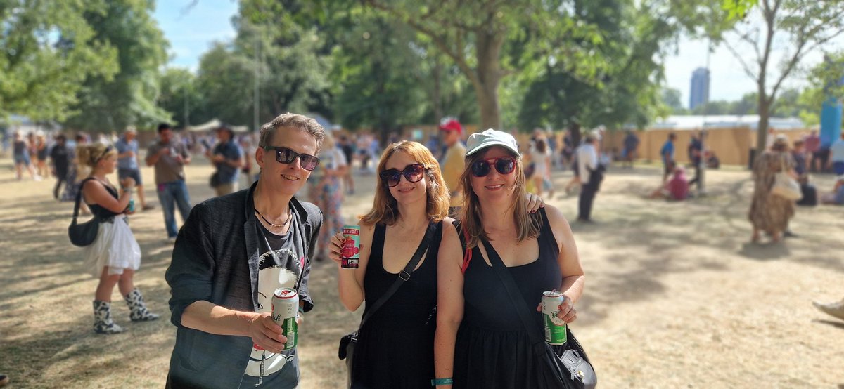 LoganSky's tweet photo. One week ago I was blown away with Duran Duran's powerful performance in Hyde Park with Riviera F &amp; 69,000 other dudes. Exciting to see John Taylor on bass with Chic and Mel C with Scissor ✂️ Sisters! ☀️😎.. and after I hung out with Nick Rhodes &amp; Daniel Lismore 🎹🥂🖤 https://t.co/EVkgqjWUAG