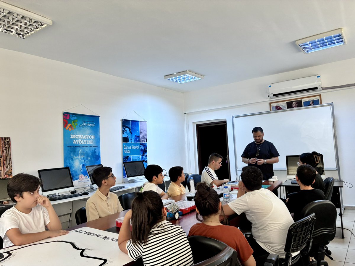 GSB_SurGM's tweet photo. 🌞 GSB Yaz Kulübü dopdolu devam ediyor!

Bu yaz teknolojiyle buluşuyor, inovasyon atölyemizde yeni fikirler keşfediyor ve üretmenin heyecanını yaşıyoruz. Merak eden, araştıran ve öğrenmeyi seven tüm gençler için birbirinden eğlenceli etkinlikler sizleri bekliyor. https://t.co/NpYiD8jqHm