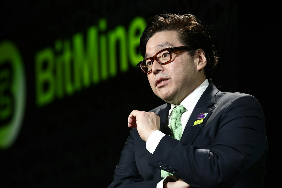 MerlijnTrader's tweet photo. SAYLOR SELLS BITCOIN. TOM LEE BUYS ETHEREUM. SAME WEEK.

Saylor: sells Bitcoin to pay dividends.
Tom Lee: buys Ethereum that pays him $210M a year.

Bitmine now owns 4.8% of all Ethereum in existence.

A treasury that earns beats a treasury that waits.
One asset sits in a vault. The other pays rent.

Guess which one wins the decade.
