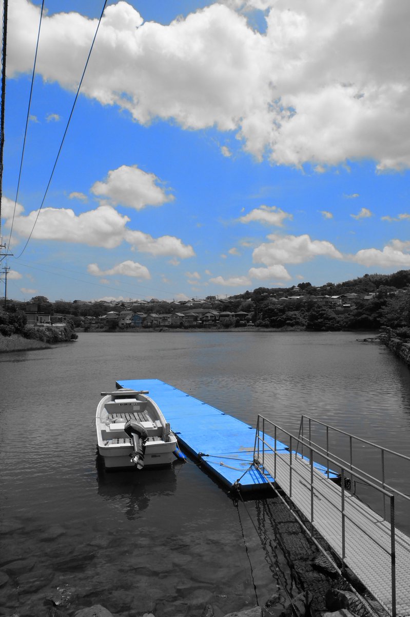 stratusjf1n's tweet photo. こんばんは。
本日の撮影はこんな風になりました。
3枚とも、FujiX20 で撮りまして、
こういう天気の時は、
2枚目のように青以外モノクロ!
みたいにして遊べます。
FE2 メインだったんですが、
現像が遅いので、
X20 の写真を使いました。
#NikonFE2
#Fujifilm
#モノクロ
#フィルムカメラ
#日常 https://t.co/nuXGDjxQRU