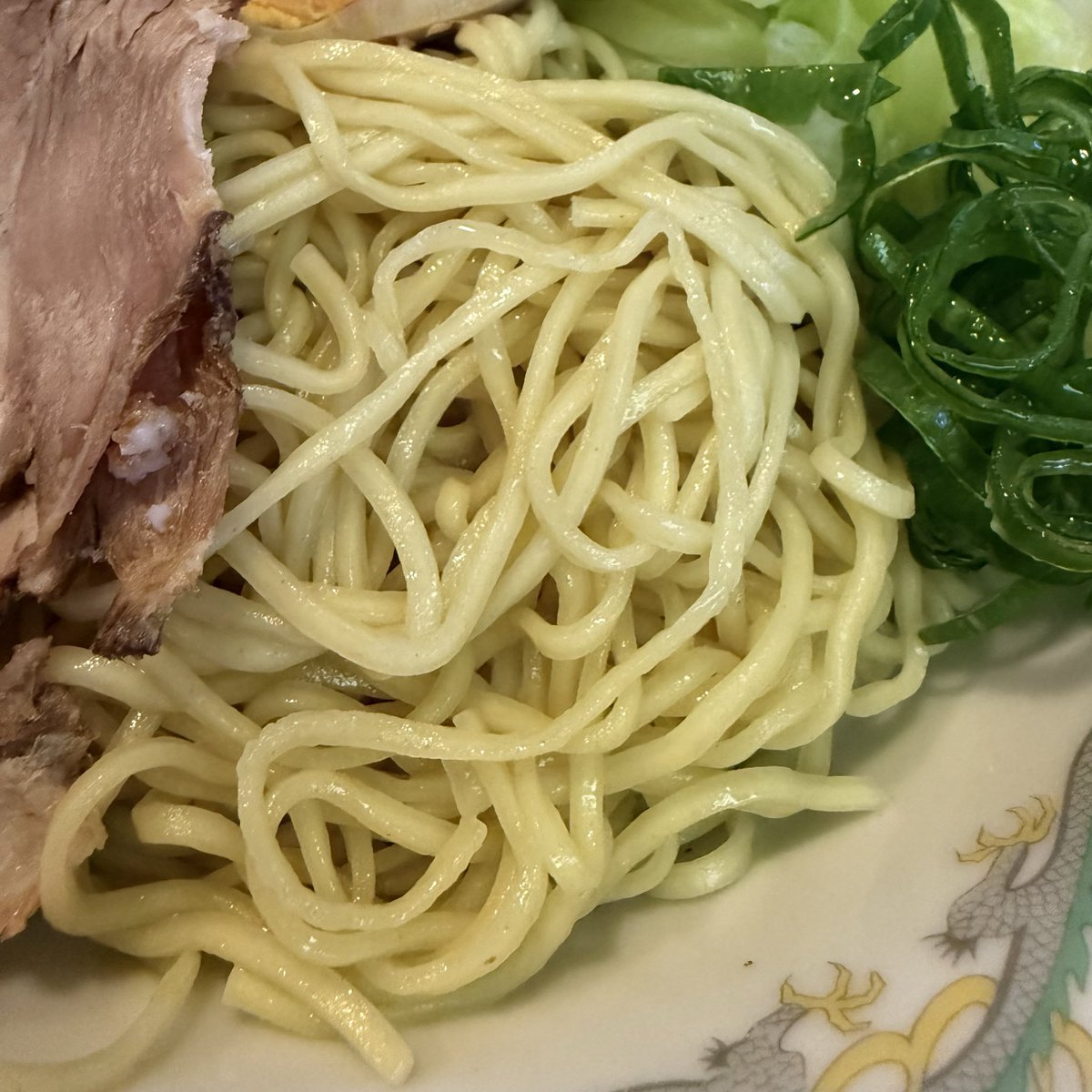 ciyassan's tweet photo. 七鐘屋@長岡市にて、広島流つけめん…980円。パッ���見は大人しくシンプルなつけ麺、丼縁の赤はたっぷりのラー油。やはり自分には辛いが爽快なこの辛さがクセになる。シャキシャキのキャベツをディップすると葉脈の内側に浸透し絡みは抜群。つけ麺であることをふと忘れ去れるほどのインパクトある逸品。 https://t.co/vqlEnursZ6