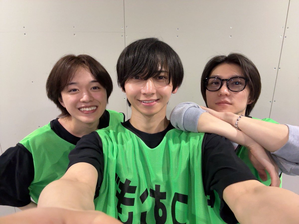 KudoHiromu's tweet photo. 3人で歌って踊って汗かいて、なんかかわいい3色のぬいぐるみゲットして。

Switch仲良くやってます⚡️

#あんステ https://t.co/VjkEfjWPF4