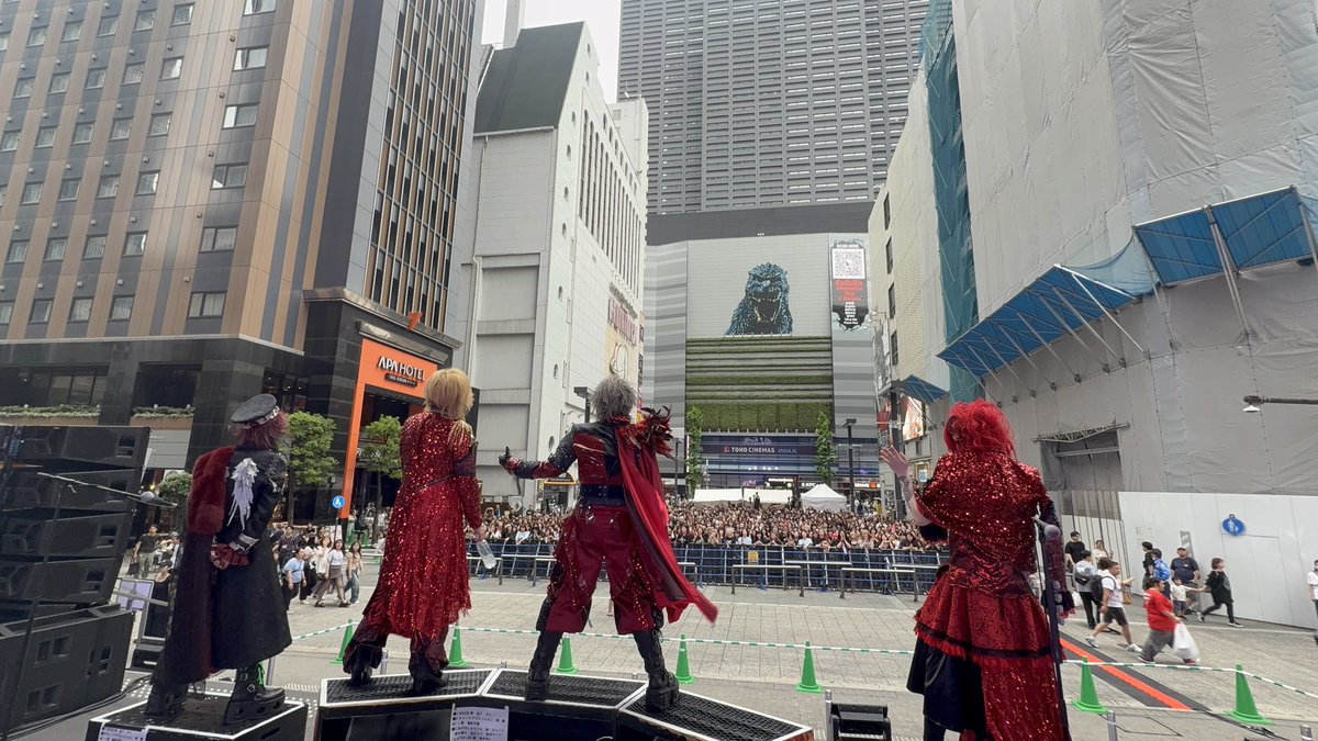 Royz_official's tweet photo. KABUKICHO TOWER STAGE &シネシティ広場フリーライブお疲れ様でした！初めての場所でしたが、たくさんお集まりいただきありがとうございました✨武道館前のラストフリーライブ、最高に熱いライブでした🔥🔥🔥🔥武道館に向けて引き続き夏ツアーよろしくお願いします！そして9月16日(水)日本武道館にてお待ちしております✨ 本日の 「 #Royzに堕ちよう 」は【 丸の内ミぜラブル 🎵】楽曲が気になったかたはこちらから👇🏻 
https://t.co/rTpPkYiWs7

#Royz
#Royzって誰なん？
#フリーライブ
#日本武道館