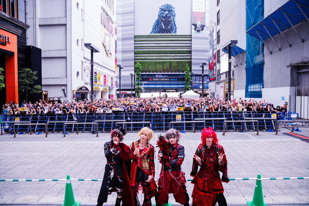Royz_official's tweet photo. KABUKICHO TOWER STAGE &シネシティ広場フリーライブお疲れ様でした！初めての場所でしたが、たくさんお集まりいただきありがとうございました✨武道館前のラストフリーライブ、最高に熱いライブでした🔥🔥🔥🔥武道館に向けて引き続き夏ツアーよろしくお願いします！そして9月16日(水)日本武道館にてお待ちしております✨ 本日の 「 #Royzに堕ちよう 」は【 丸の内ミぜラブル 🎵】楽曲が気になったかたはこちらから👇🏻 
https://t.co/rTpPkYiWs7

#Royz
#Royzって誰なん？
#フリーライブ
#日本武道館