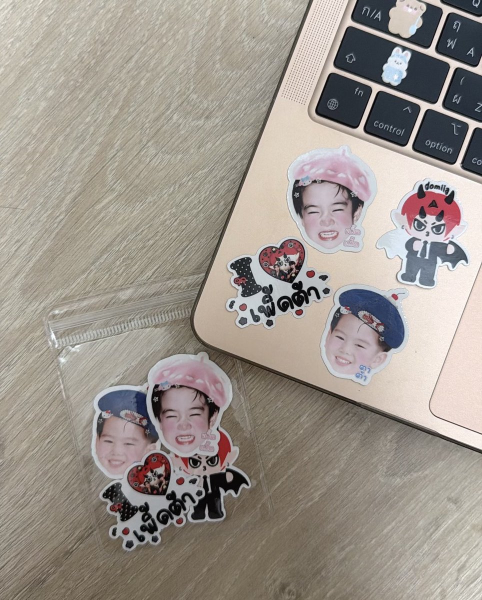 ssorrr_'s tweet photo. 𐙚  ݁˖  𝘱𝘭𝘴 𝘳𝘵,𝘧𝘷   ݁˖ 

preview giveaway  
#PerthSantaConcert 

✿  sticker die cut 4 ea / 20 set
✿  keyring acrylic 1 ea / 10 set

🗓️ date : 19 July 2026
⏰ TBC
📌 location : paragon hall https://t.co/HhpD5ff9eZ