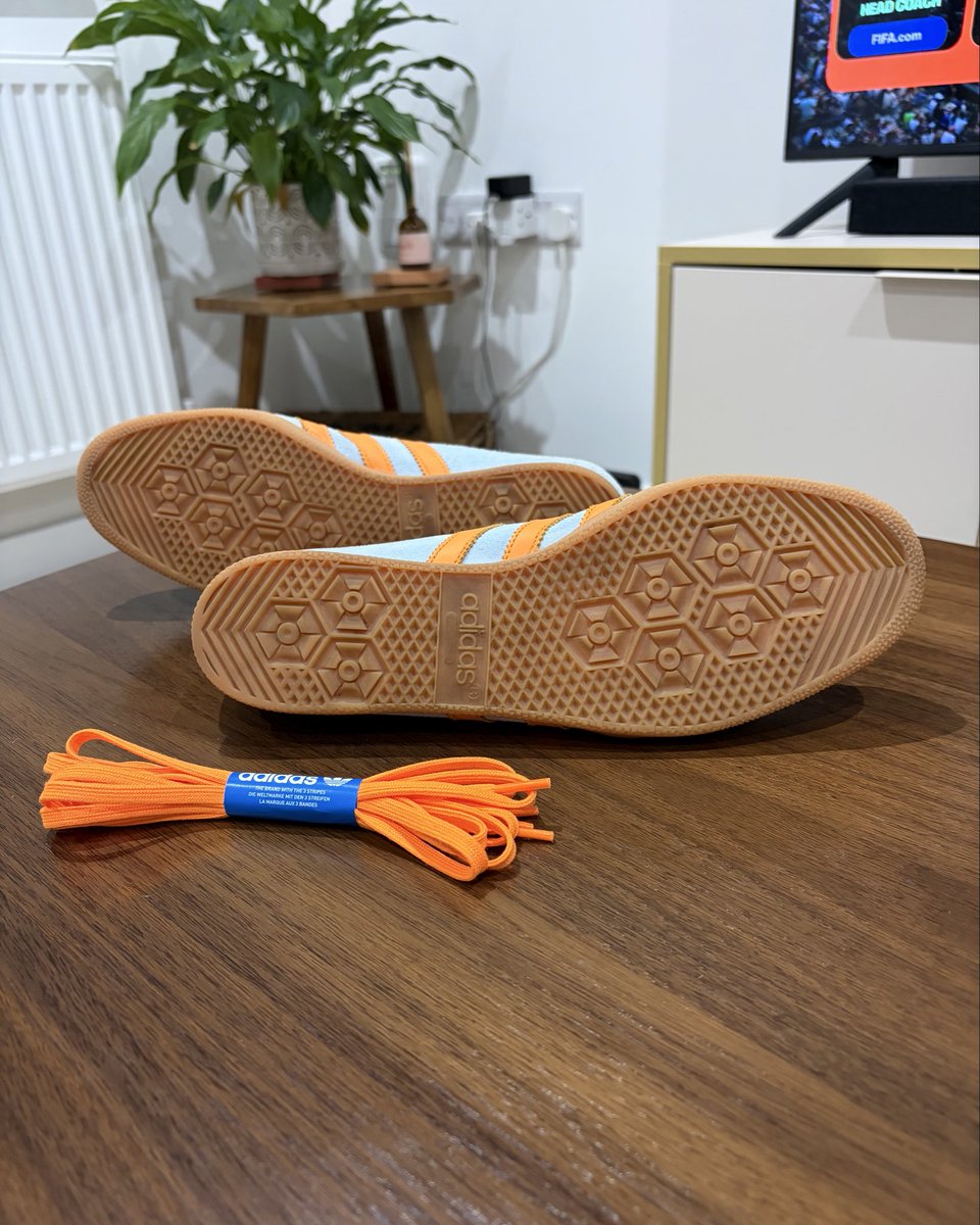 billymuggins's tweet photo. @adiFamily_ adidas London City Series 9.5.  Includes reverse laces. Very good condition £75 TYD @T_C__B_S_T https://t.co/AoWMzak0dS