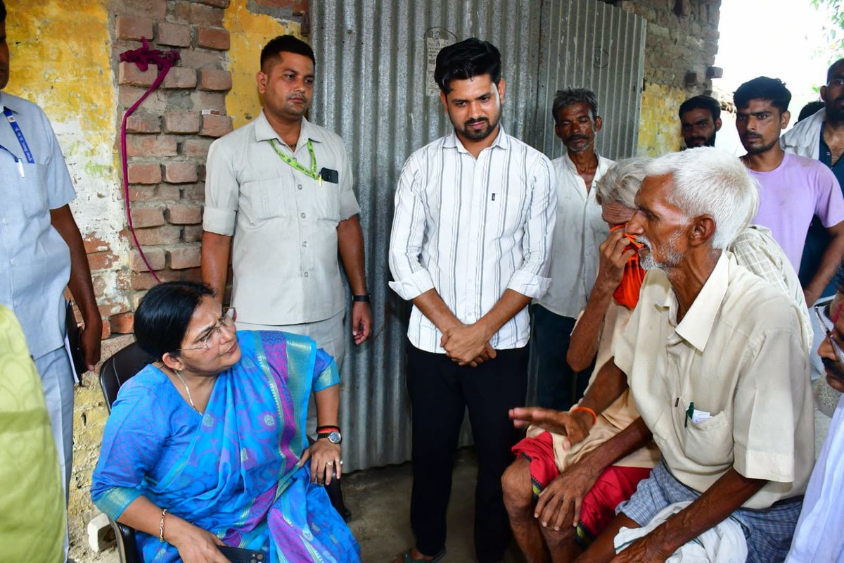 RajniTiwari_'s tweet photo. ग्राम बसबेरवा रावत (टोडरपुर) में श्री रामगोपाल तिवारी के भाई श्री गोपाल तिवारी जी के सुपुत्र के असामयिक निधन की सूचना प्राप्त होने पर आज उनके आवास पर पहुंचकर शोकाकुल परिजनों को सांत्वना दी।
ईश्वर दिवंगत आत्मा को अपने श्रीचरणों में स्थान दें।
ॐ शान्ति.. https://t.co/4miSRkEzjr