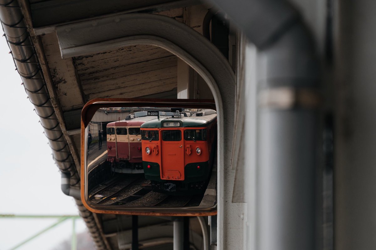 Re_1020ko's tweet photo. もう妙高高原駅にて横並びができないのは悲しいですね…
写真はシャクレ413と鼻の下を伸ばす115です。 https://t.co/pwMXDyt0Vi