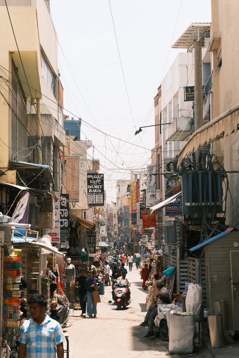 bhupeshnegi_'s tweet photo. went for a photowalk

📍commercial street, blr
📸 fuji xs20

will share more shots soon… https://t.co/duQA11WZb8