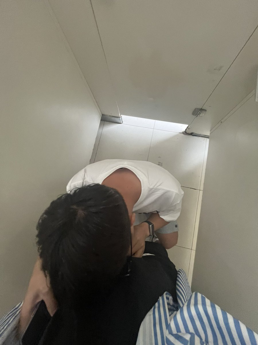 toswi5's tweet photo. 第一次在高铁公厕被口 好刺激 #暴露 #野 #公厕 https://t.co/LnJRhYycMY