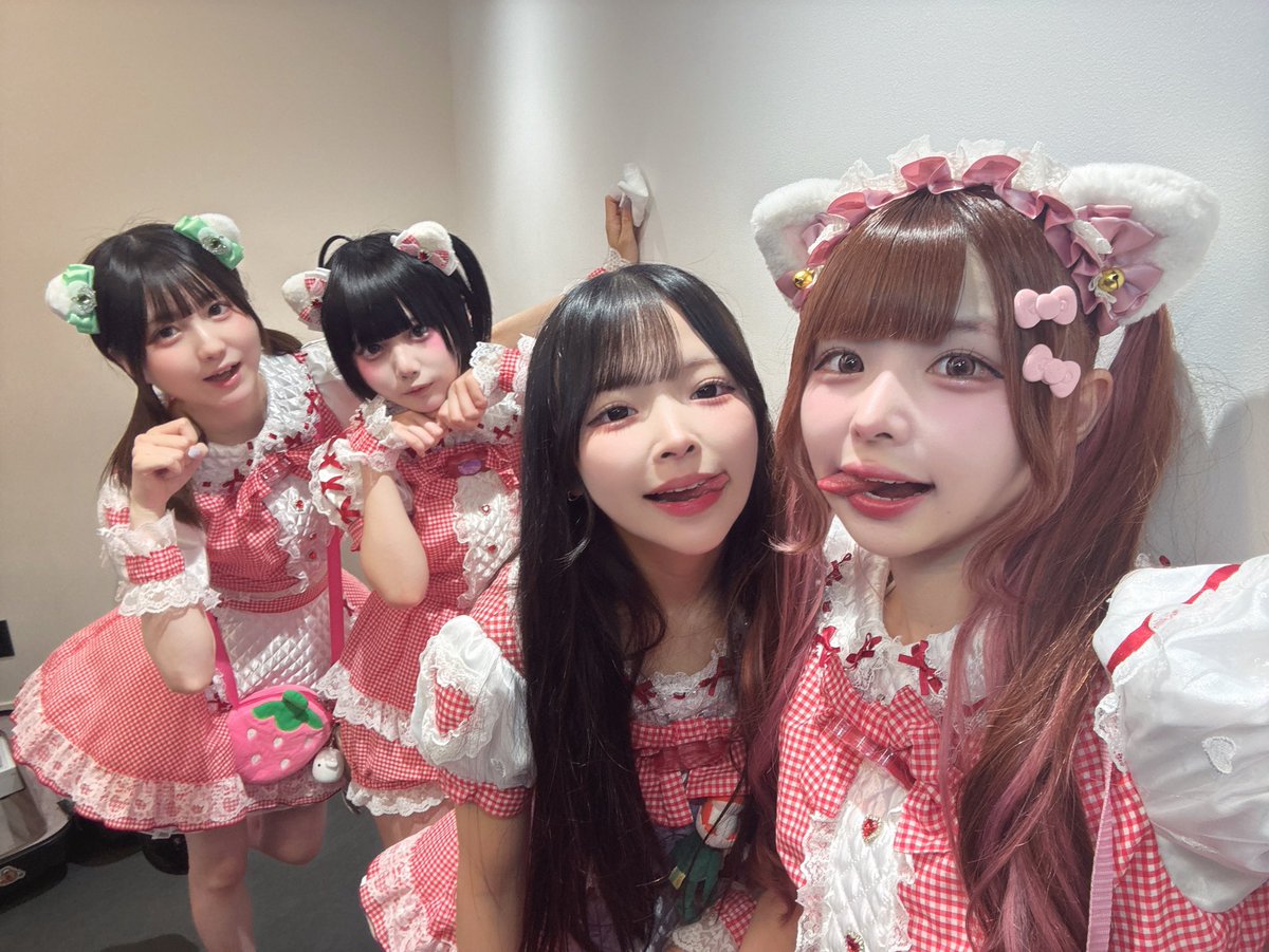 amdk_official's tweet photo. 『FUTURE SUPER LIVE2026』ありがとうございました🍭

次の甘毒は7/16の新宿ReNYです👇
11:45〜と凄い早い時間帯ではありますがお待ちしております🎤 https://t.co/HnG90QLxMj