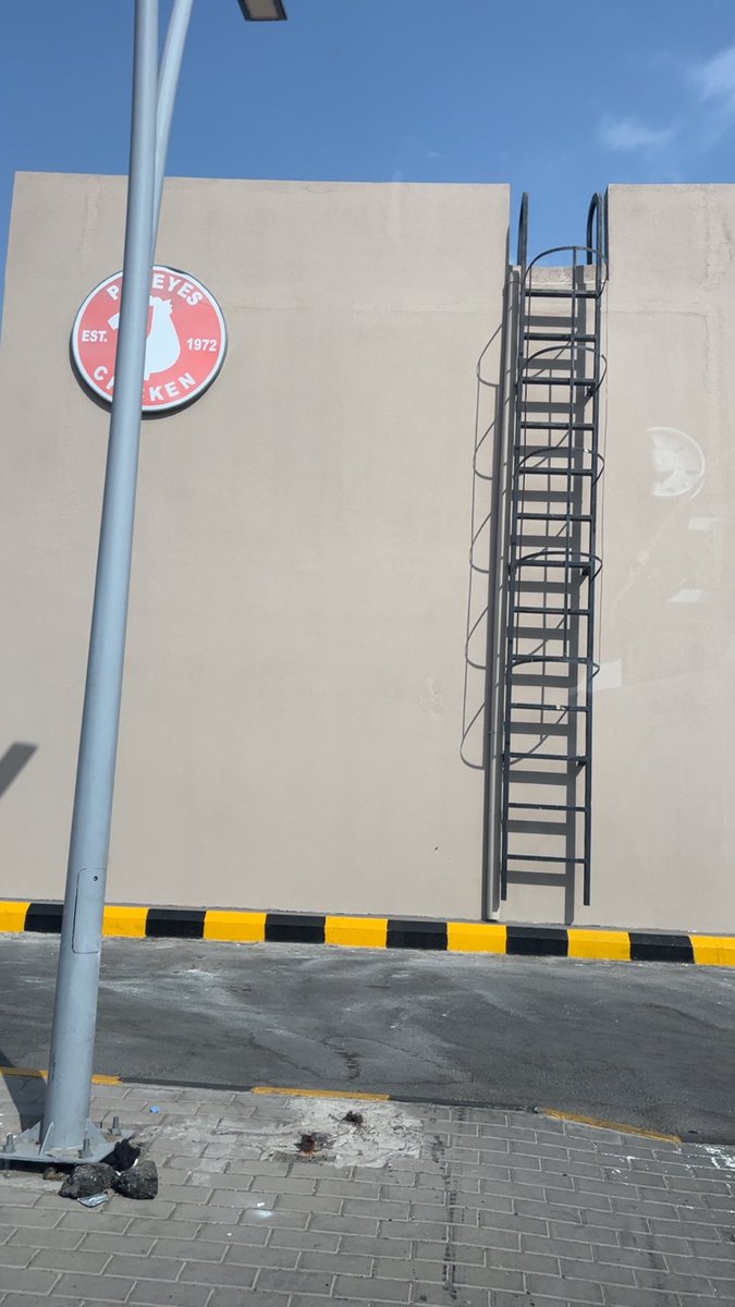 s5r_algamdii's tweet photo. @popeyes_saudi بالله عليكم هل تعلمون ان جميع فروعكم يتضاربون مع العملاء ولا يخلون العميل ينتظر حتى يستلم طلبه من الشباك ، بل يوجهون العملاء ينتظرون بعيد عن المطعم عشان موضوع الحساس اللي يحسب الوقت لكل سيارة ، ادارة التشغيل !؟@Popeyes على فكره جميع فروعكم في الطايف ومكه كذا !! https://t.co/Ff2SD1F0Rv