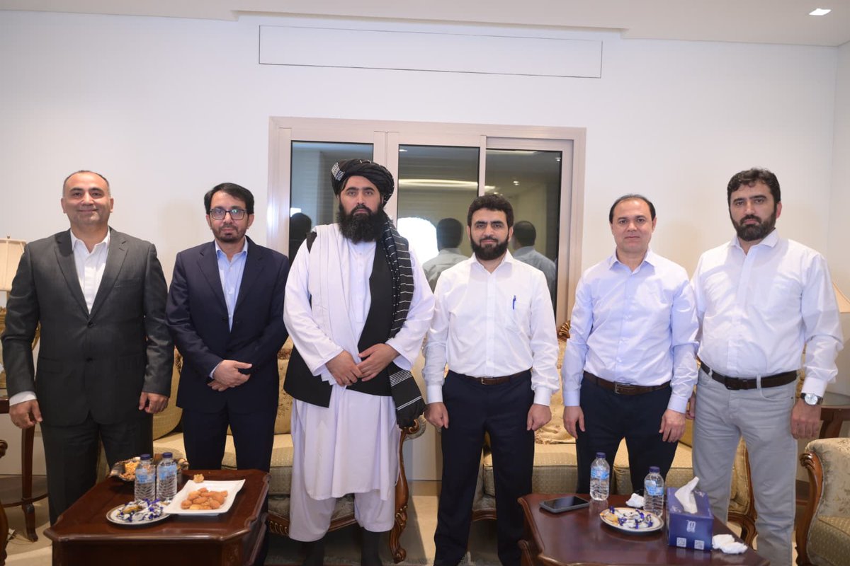 AFGEmbassyKu's tweet photo. په کوېټ کې د افغانستان اسلامي امارت سفارت

په کوېټ کې د افغانستان اسلامي امارت د سفارت سرپرست محترم مولوي محمد شفیق خطیب په دغه هېواد کې د مېشتو افغان ډاکټرانو له یوې ډلې سره وکتل. په پیل کې سرپرست سفیر ښاغلي خطیب ډاکټرانو او روغتیايي کارکوونکو ته ښه راغلاست ووايه او ... https://t.co/tyG4YnyqYB